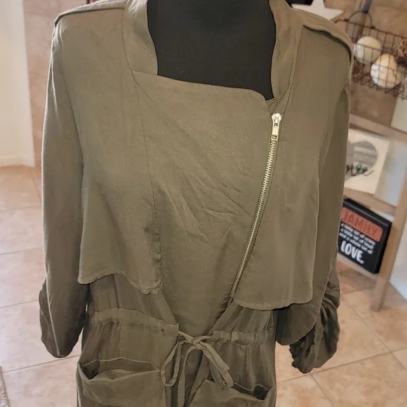 Olive green zip up shirt/jacket type - Picture 2 of 10